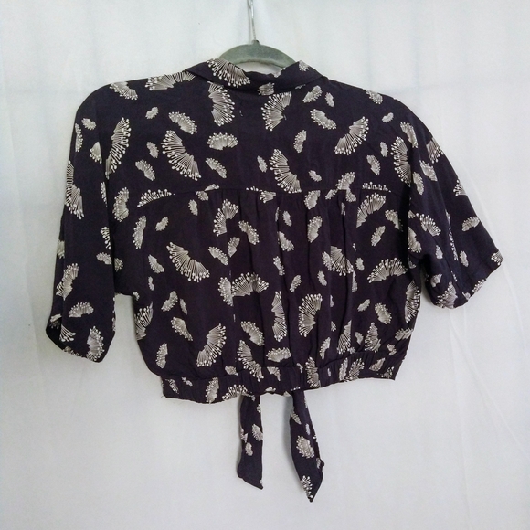 Urban Outfitters Button Down Navy And White Floral Print Tie Crop Top, Size M - Picture 3 of 3